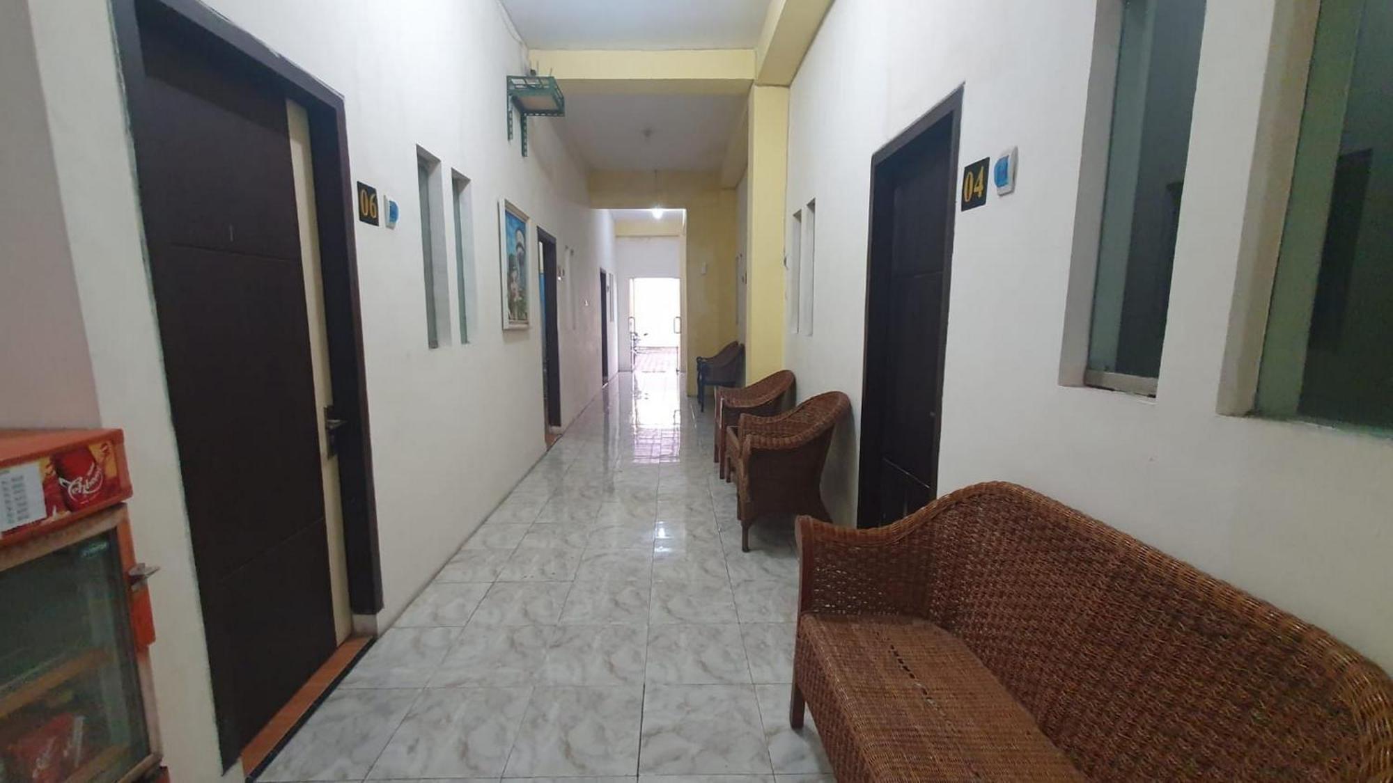 Reddoorz Syariah At Demasto Homestay Jember Exterior photo