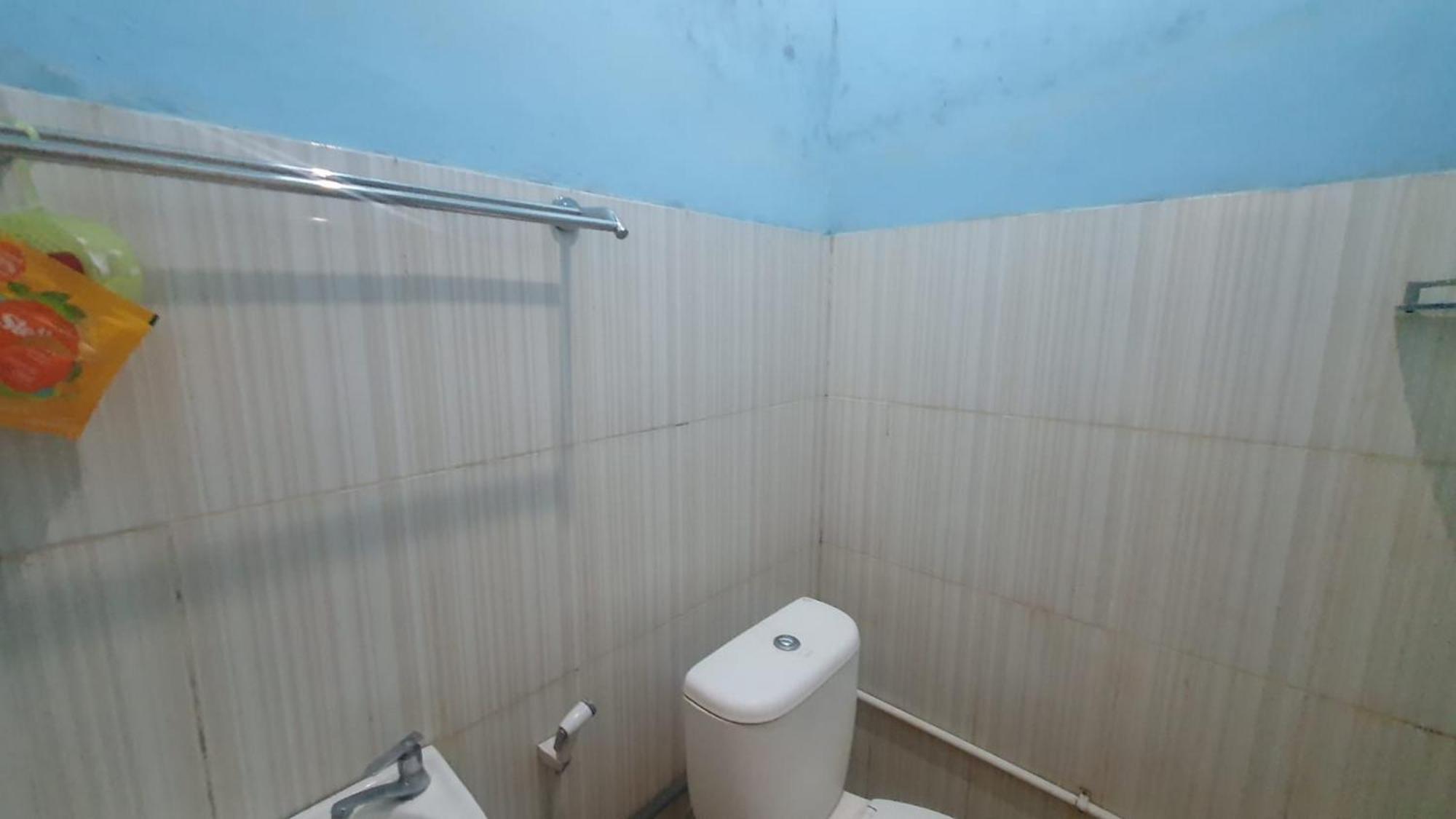 Reddoorz Syariah At Demasto Homestay Jember Exterior photo